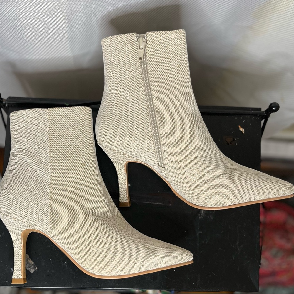 🆕. Chic Silver Glitter Women’s Ankle Heeled Boots New
Size 7. Party ready